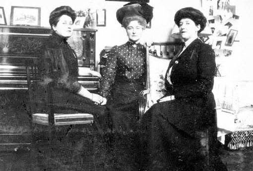 Императрица Александра Фёдоровна (в центре) с Анной Вырубовой (слева) и Юлией Ден