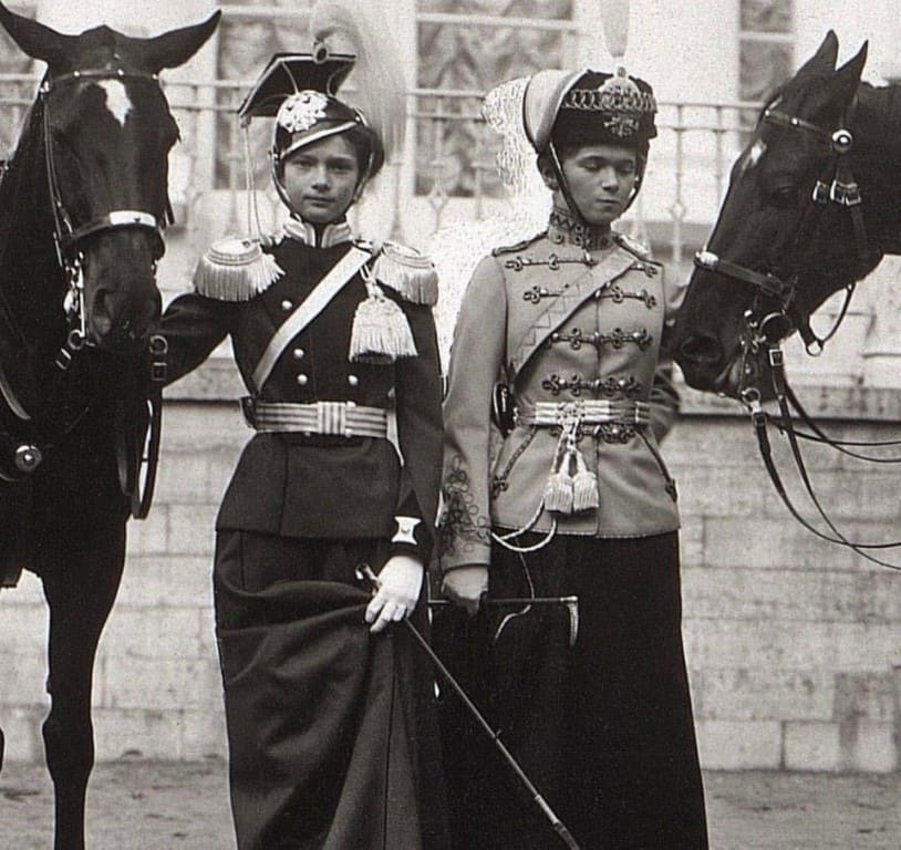 Великие княжны Татьяна и Ольга в костюмах подшефных уланских полков