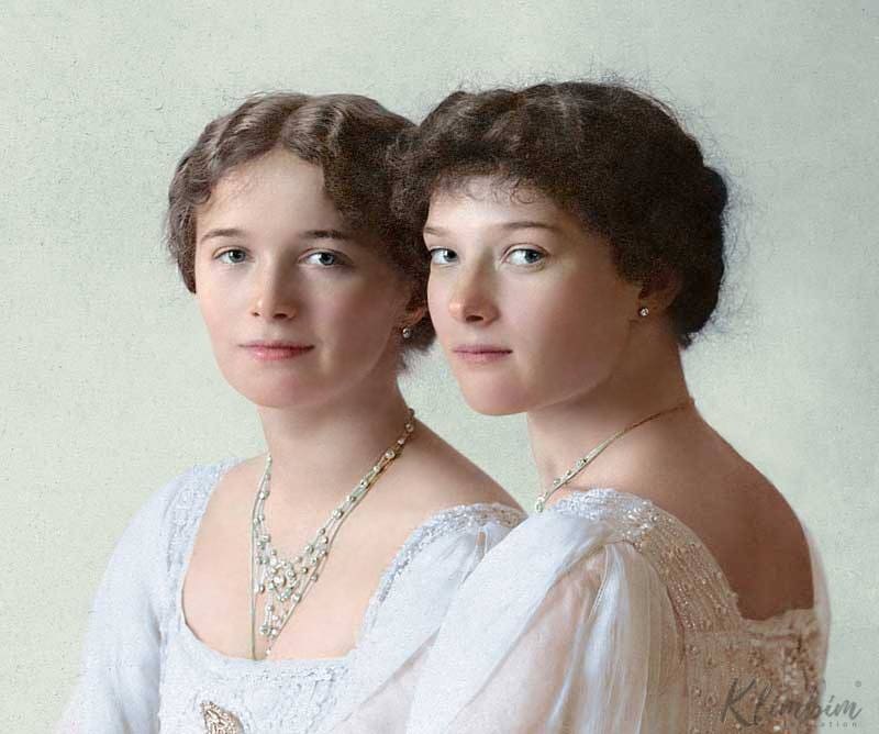 Великие княжны Ольга и Татьяна (справа)
