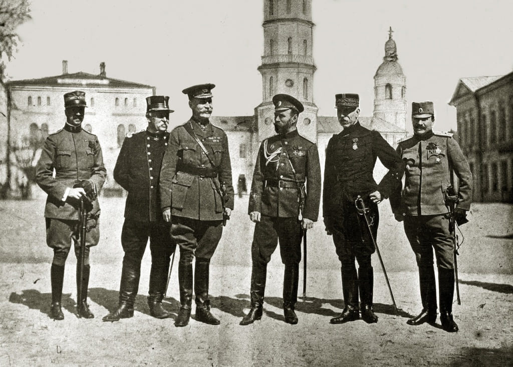 Николай II (в центре) среди военных представителей союзных держав. Могилёв, 1916 г.