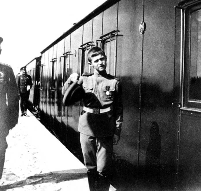 Цесаревич Алексей у императорского поезда, 1916 г.