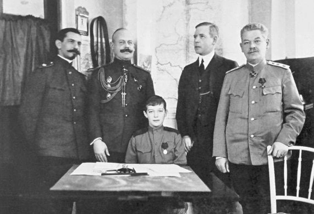 Цесаревич Алексей с учителями (слева направо): П. Жильяр, Дворцовый комендант В. Воейков, С. Гиббс, П. Петров