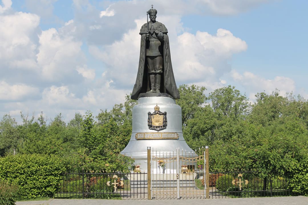 Памятник императору Николаю II в селе Тайнинское Московской области