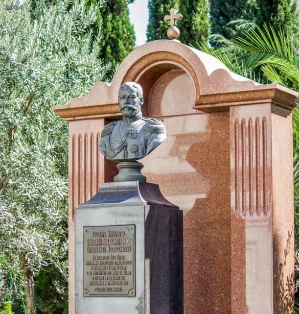 Памятник императору Николаю II в Сочи (Краснодарский край, г. Сочи, ул. Москвина, 12)