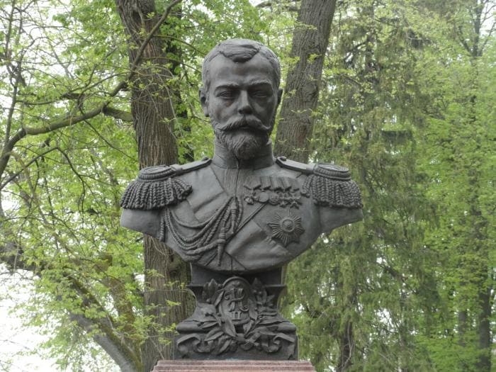 Памятник Николаю II в Калуге