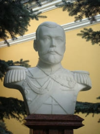 Памятник Николаю II во дворе церкви Николая Чудотворца на Старом Ваганькове (Москва, Староваганьковский переулок, 14)
