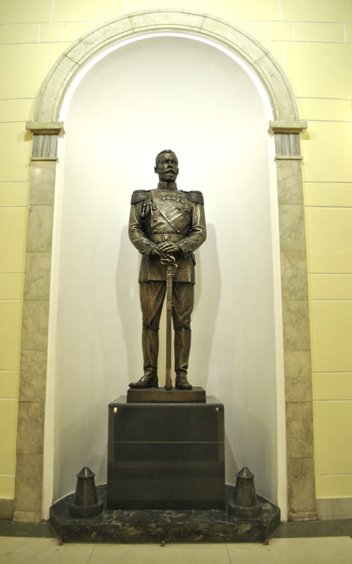 Памятник Николаю II возле МГУПС