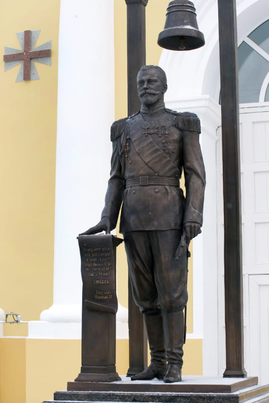 Памятник Николаю II на территории Оранского монастыря