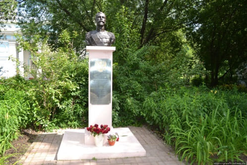 Бюст Николая II в Москве, у храма Сошествия Святого Духа на Апостолов на Лазаревском кладбище