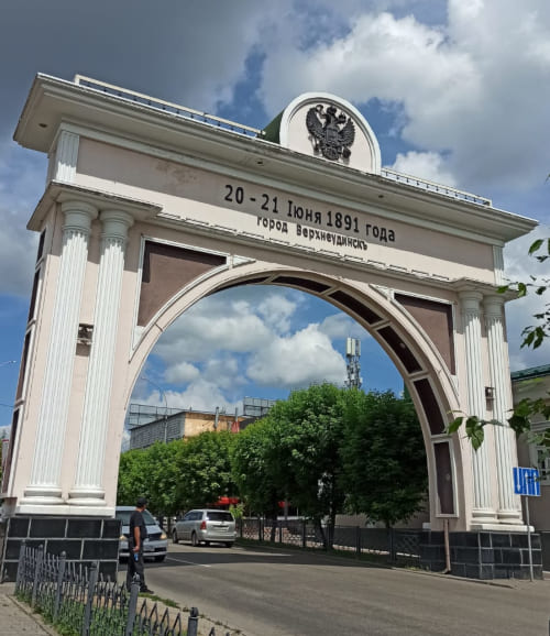 Триумфальная арка «Царские ворота» в Улан-Удэ