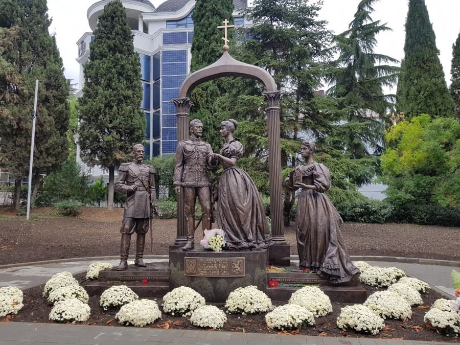 Бронзовый монумент в память о встрече цесаревича Николая Александровича и его невесты принцессы Алисы