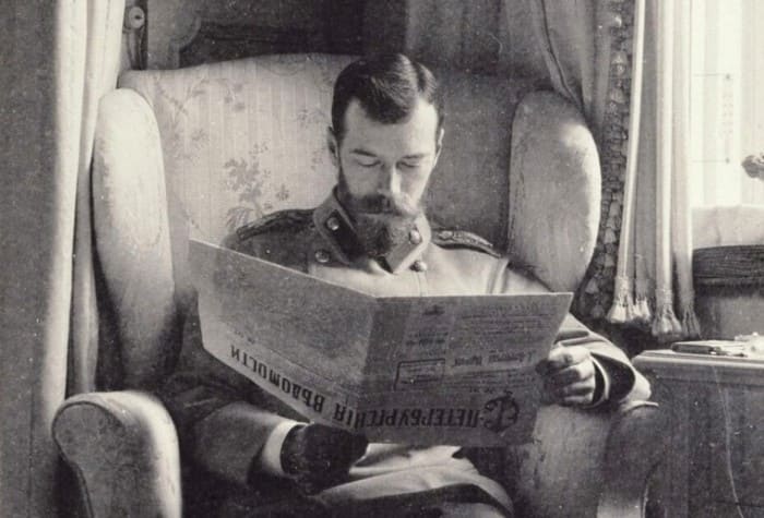 Император за чтением газеты
