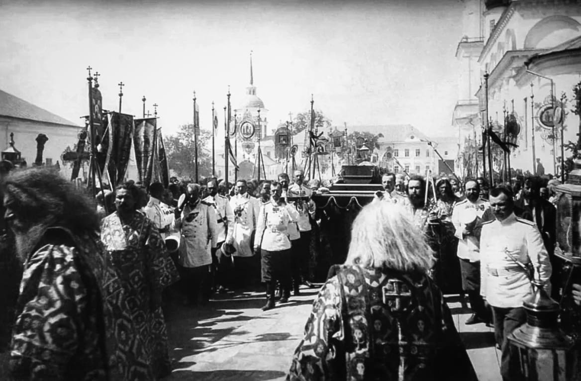 Император Николай II принимает участие в торжествах по случаю прославления угодника Божия Серафима. Саров, лето 1903 г.