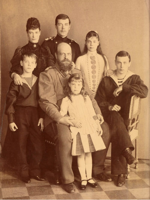 Семья Александра III. Будущий император Николай II стоит за отцом