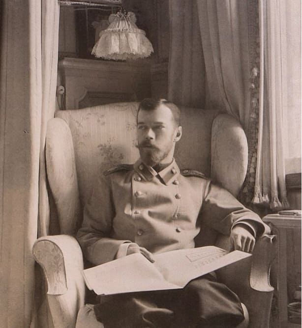 Николай II за работой
