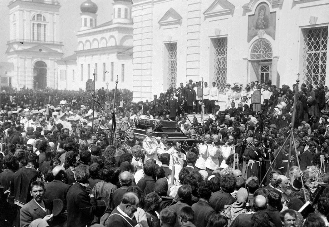 Саровские торжества. Июль 1903 г. Николай II вместе с Великими Князьями несёт мощи Серафима Саровского