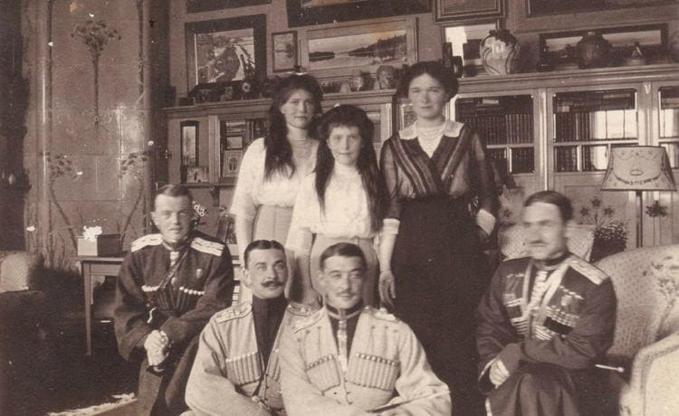 Великие Княжны с охраной