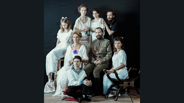 Спектакль «Я убил царя» в Театре Наций. Актёр Евгений Миронов: «Расстрельный колодец всё ещё открыт… Мы не покаялись в расстреле царской семьи. И в миллионах смертей следом за их расстрелом»