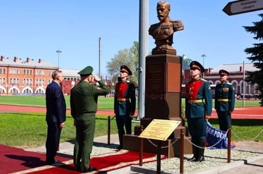 Бюст Николаю II в Военном институте физкультуры в Петербурге